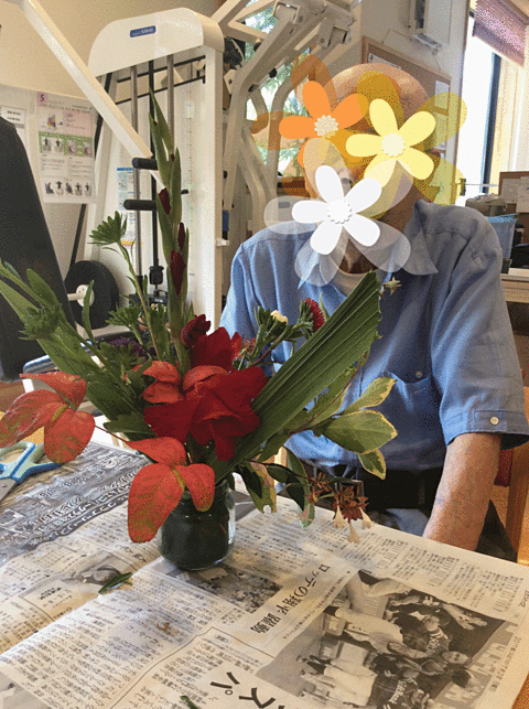 百年の杜大磯生け花レク　仕上がりに満足気な表情です。